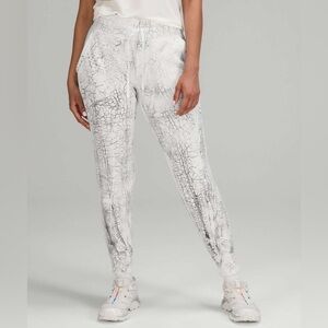 Lululemon Warm Down Jogger *7/8 Length
Thread Dye White Black